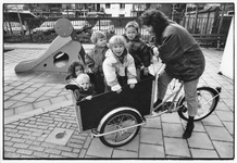 405293 Afbeelding van enkele kinderen van de halve dag opvang Jodokus in een buurtbakje, een van de drie ...